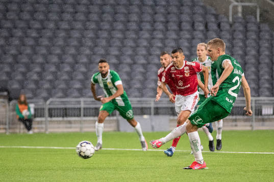 Hammarbys Aron Johansson gör 3-2 på straff