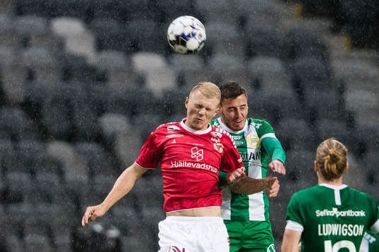 Kalmars Edvin Crona i en nickduell med Hammarbys Jeppe