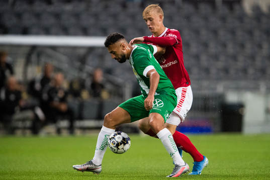 Hammarbys Imad Khalili i kamp om bollen med Kalmars Carl