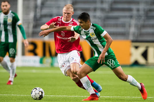 Kalmars Edvin Crona i kamp om bollen med Hammarbys Aimar