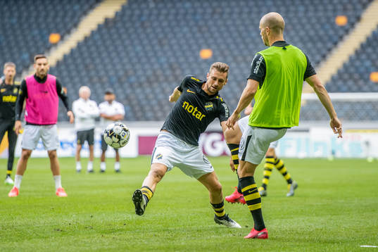 s Filip Rogic värmer upp