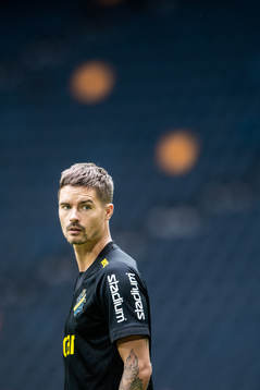s Mikael Lustig värmer upp