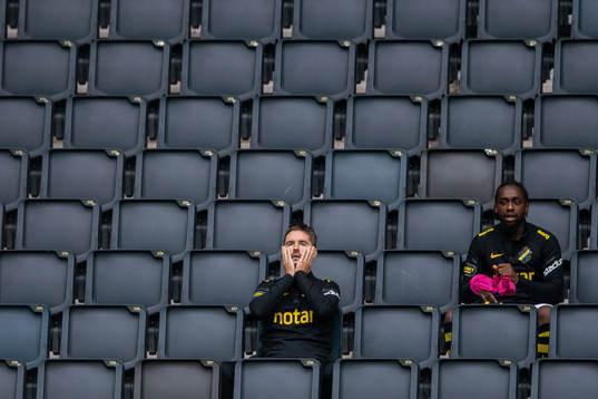 s Mikael Lustig och Heradi Rashidi på bänken