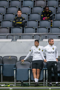 s Mikael Lustig och Heradi Rashidi på bänken