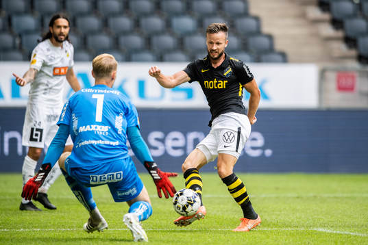 s Robert Lundström och Häckens målvakt Pontus Dahlberg