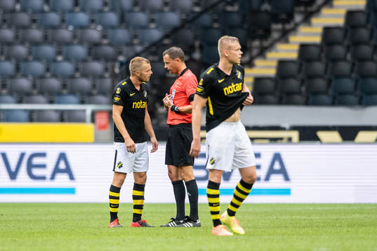 s Sebastian Larsson i samtal med domare Andreas Ekberg