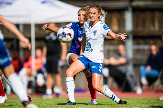 Celin Bizet Ildhusøy of Vålerenga and Kristin Holmen of
