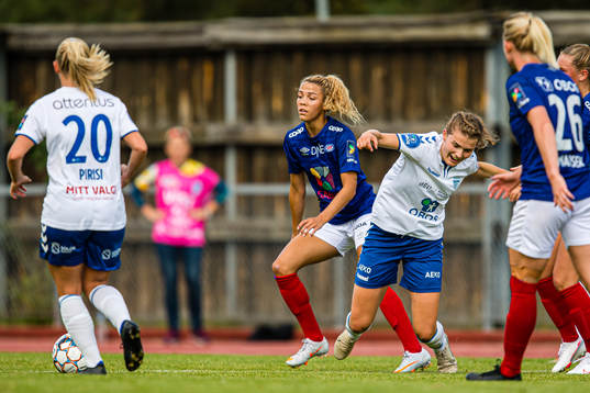 Celin Bizet Ildhusøy of Vålerenga and Julie Elise Hoff