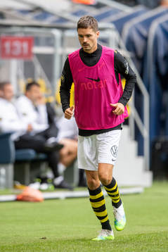 s Mikael Lustig värmer upp
