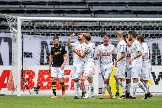 Häckens Daleho Irandust jublar med lagkamrater