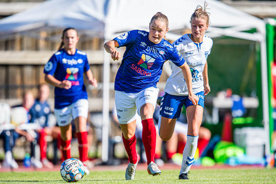 Janni Bøgild Thomsen of Vålerenga and Kristin Holmen of