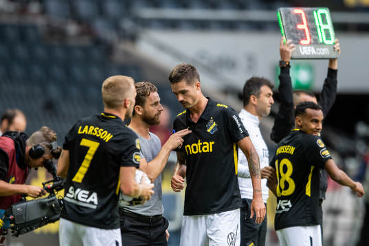 s tränare Bartosz Grzelak och Mikael Lustig i samtal