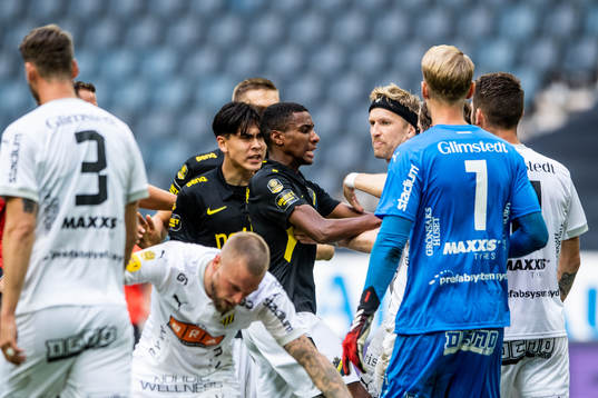 s Paulos Abraham i en diskussion med Häckens Rasmus