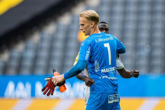 Häckens Godswill Ekpolo och målvakt Pontus Dahlberg jublar