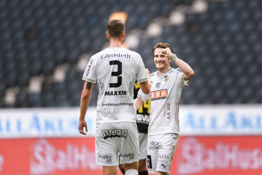 Häckens Erik Friberg jublar med Häckens Johan Hammar