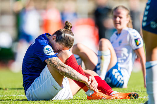Sherida Spitse of Vålerenga in pain