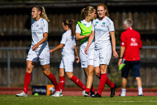 Andrine Tomter and Stine Ballisager Pedersen of Vålerenga