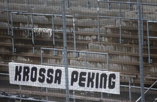 Örebro supportrarna har hängt upp en banderoll med texten