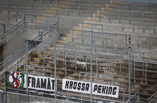 Örebro supportrarna har hängt upp en banderoll med texten