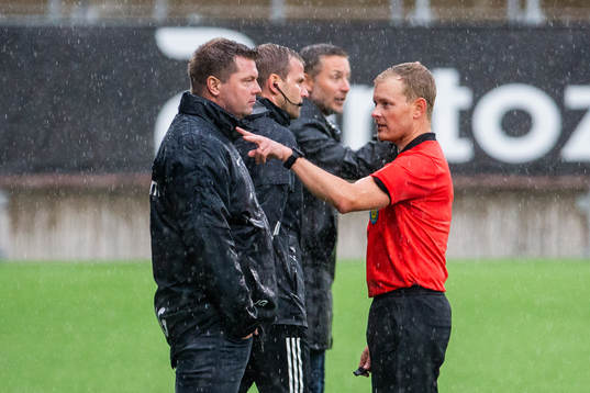 IFK Norrköpings tränare Jens Gustafsson i samtal med