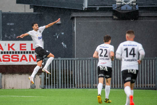 Örebros Deniz Hümmet jublar