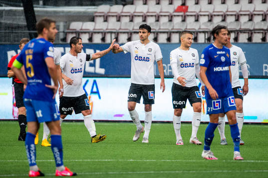 Örebros Deniz Hümmet jublar med Nordin Gerzic (v)