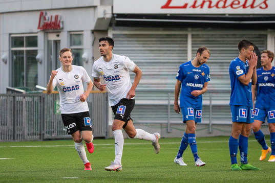 Örebros Deniz Hümmet jublar med Rasmus Karjalainen