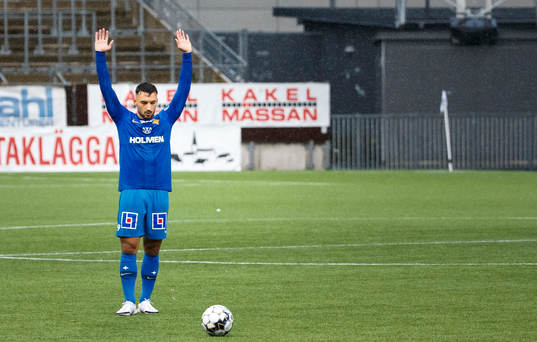IFK Norrköpings Sead Haksabanovic ska skjuta en frispark