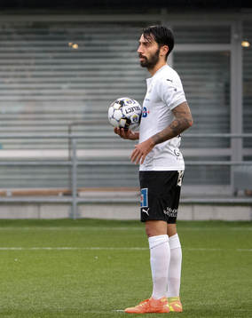 Örebros Nahir Besara väntar på att lägga en straffspark