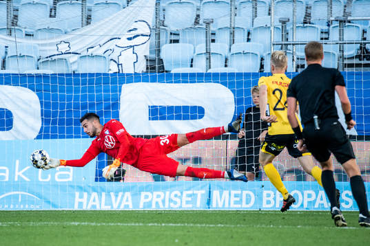 Malmö FFs målvakt Marko Johansson räddar ett skott