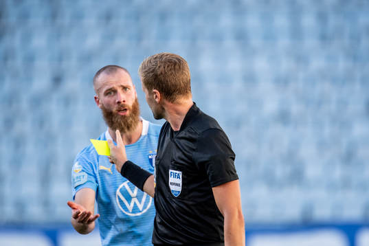 Malmö FFs Jo Inge Berget får ett gult kort av domare