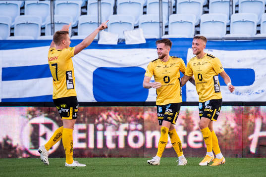 Elfsborgs Rasmus Alm (m) jublar med Per Frick och Jesper
