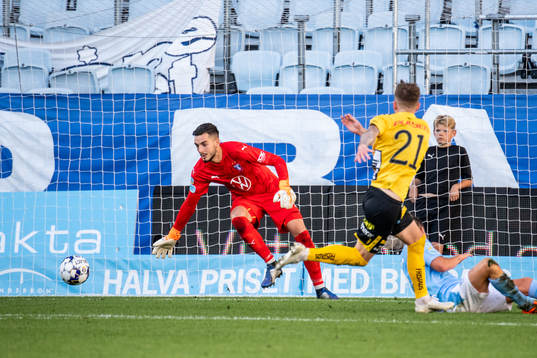 Elfsborgs Rasmus Alm gör 1-1 bakom Malmö FFs målvakt