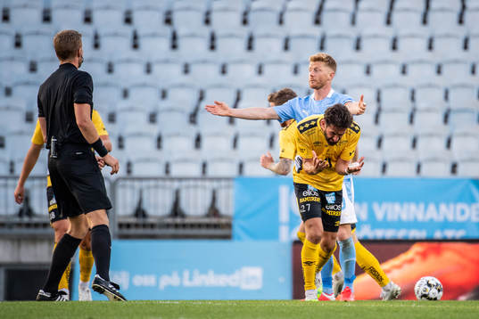 Elfsborgs Frederik Holst reagerar på ett domslut