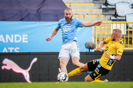 Malmö FFs Jo Inge Berget och Elfsborgs Simon Strand