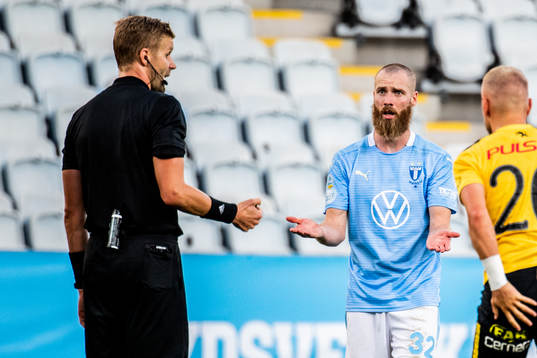 Malmö FFs Jo Inge Berget reagerar på ett domslut