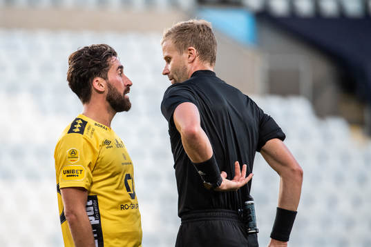 Elfsborgs Frederik Holst och domare Glenn Nyberg
