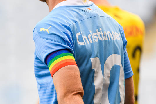 Anders Christiansen med regnbågsfärgad kaptensbindel