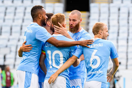 Malmö FFs Anders Christiansen kramas om av Jo Inge Berget