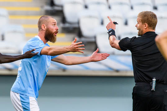 Malmö FFs Jo Inge Berget reagerar på ett domslut from