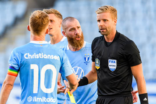 Malmö FFs Jo Inge Berget och domare Glenn Nyberg