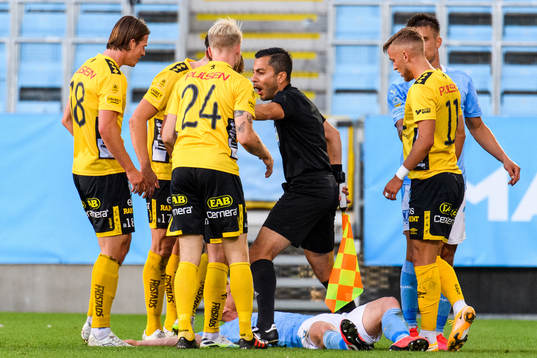 Linjedomare Mahbod Beigi motar bort Elfsborgs spelare från