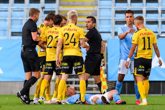 Linjedomare Mahbod Beigi motar bort Elfsborgs spelare från