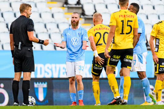Malmö FFs Jo Inge Berget reagerar på ett domslut från