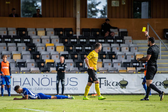 Mjällbys Kadir Hodzic får ett gult kort