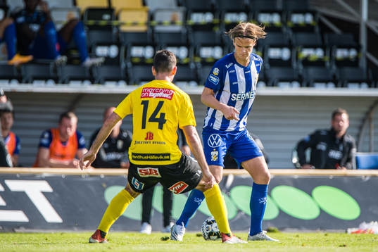IFK Göteborgs August Erlingmark  och Mjällbys Besard