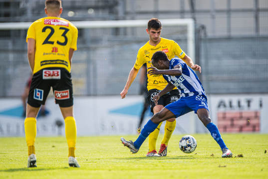 Mjällbys Besard Sabovic  och IFK Göteborgs Alhassan Yusuf