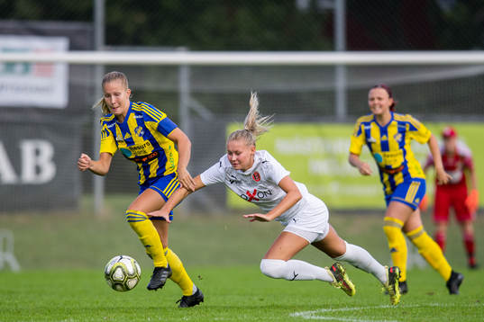 Bläddra bland fler bilder av Fotboll, Div 1 södra, dam, Hittarp - Eskilsminne