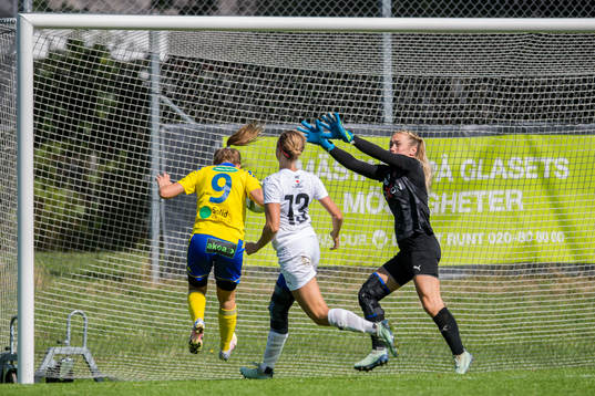 Eskilsminnes Nova Karlsson gör 0-1 målet bakom Hittarps