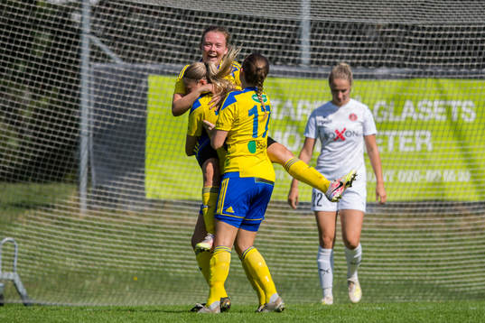 Eskilsminnes Nova Karlsson jublar med lagkamrater